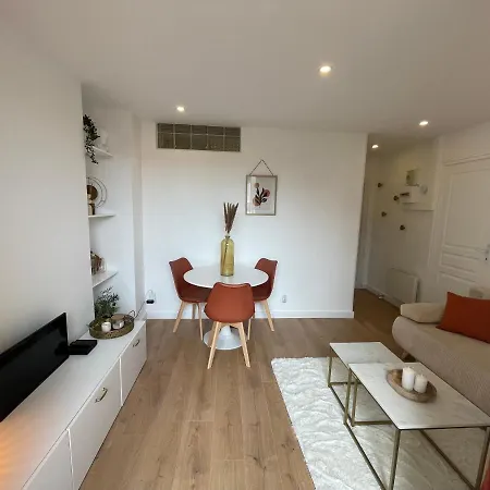 Nid Douillet Proche Capitole