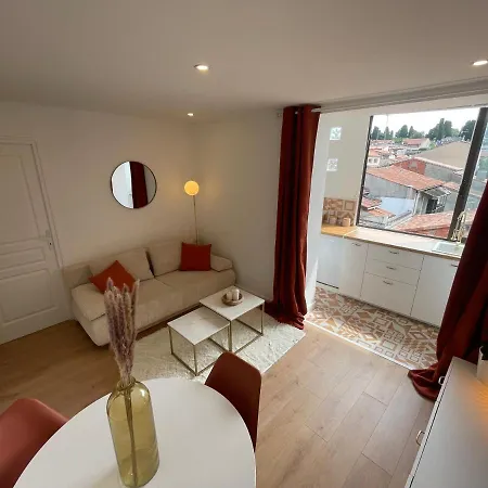 Nid Douillet Proche Capitole *